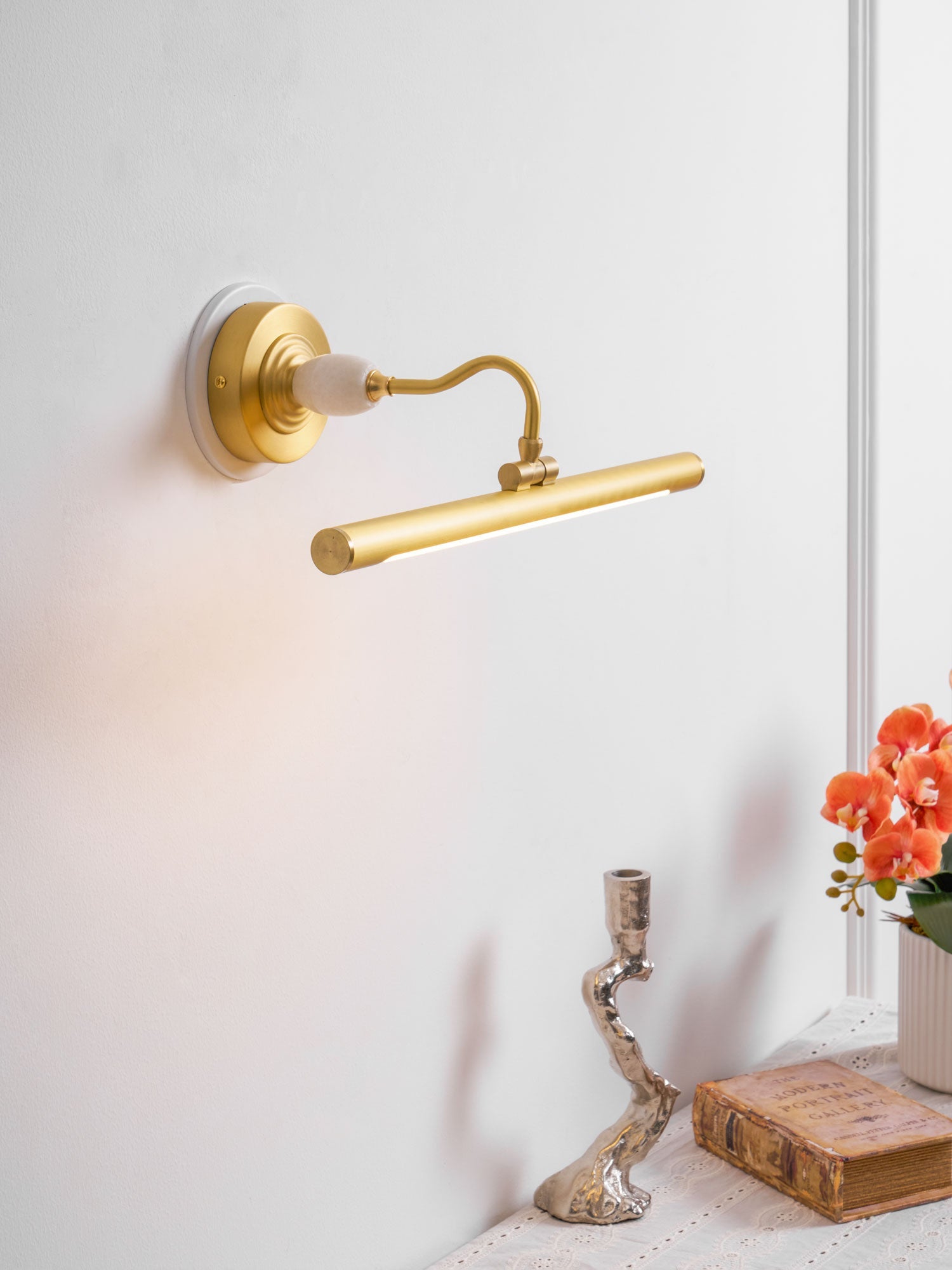 Elegant Linear Wall Sconce