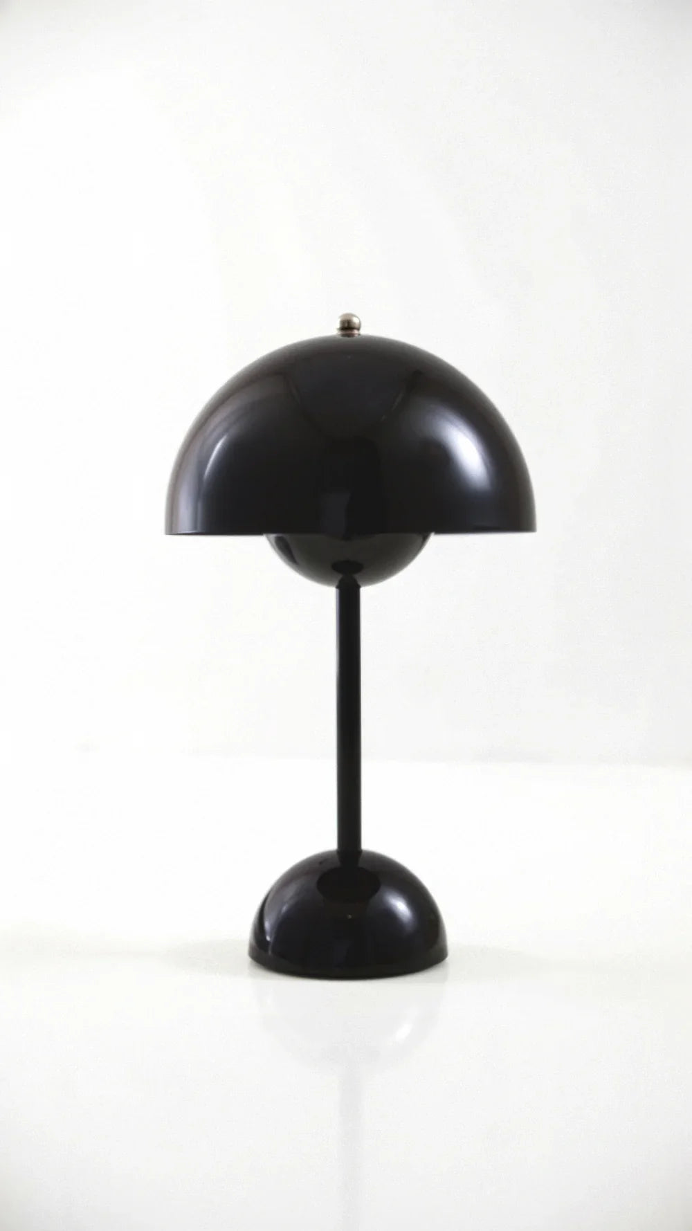 Wireless Table Lamp with Minimalist Design
