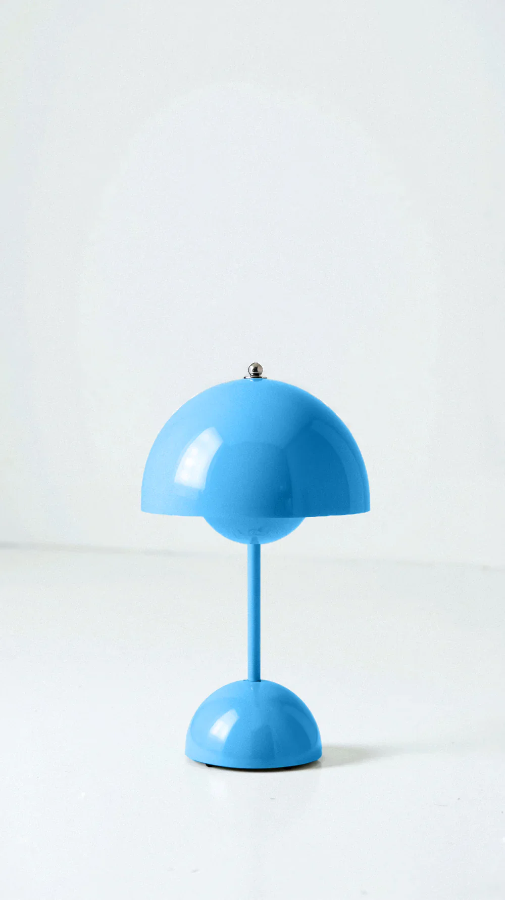 Wireless Table Lamp with Minimalist Design