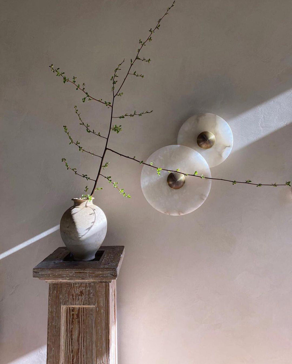 Round Wall Lamp Alabaster Fluted Brass