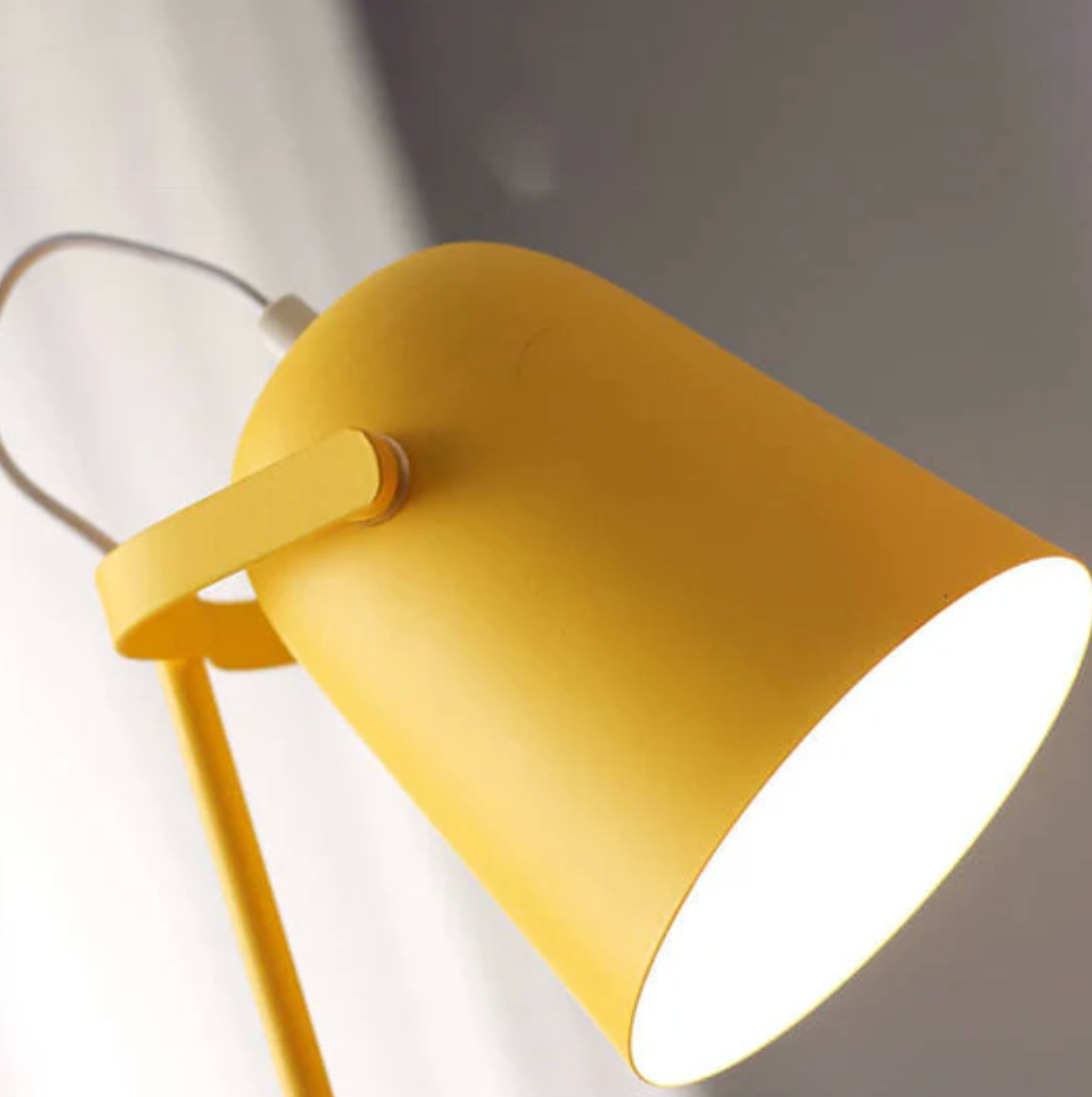 Modern Metal Desk Lamp – Adjustable Table Lamp for Reading