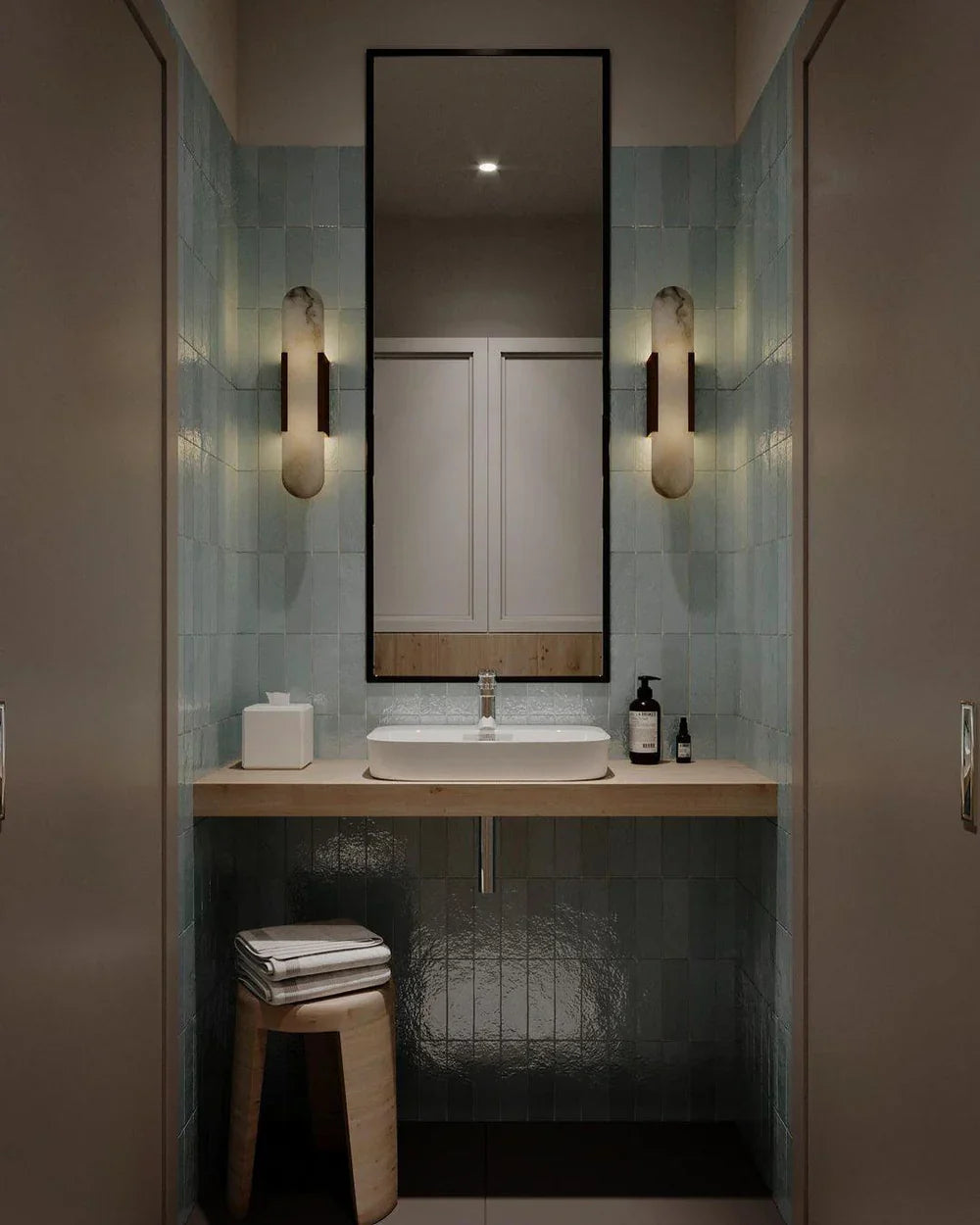 Modern Marble Wall Sconce with Gold Details – Luxury Lighting
