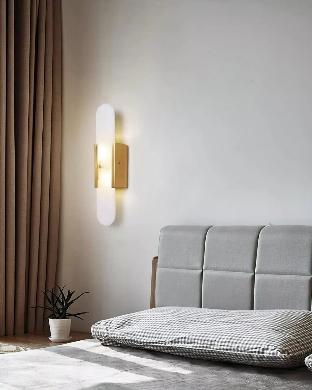 Modern Marble Wall Sconce with Gold Details – Luxury Lighting